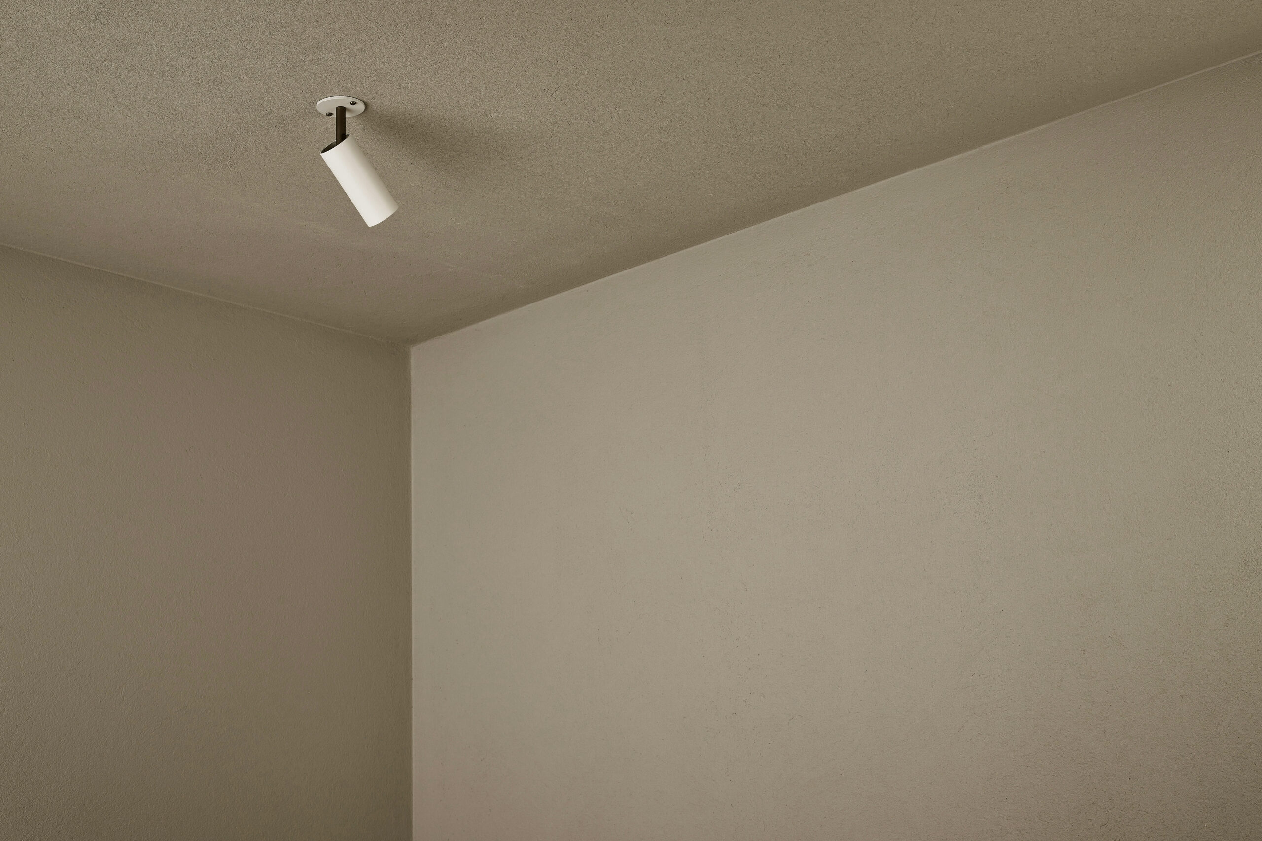 007 Mini Spot_2025_white-detail-landscape-off_Transmitt .jpg